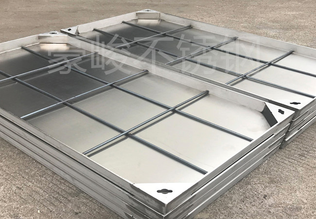 這年頭居然連井蓋都進化成不銹鋼的了！